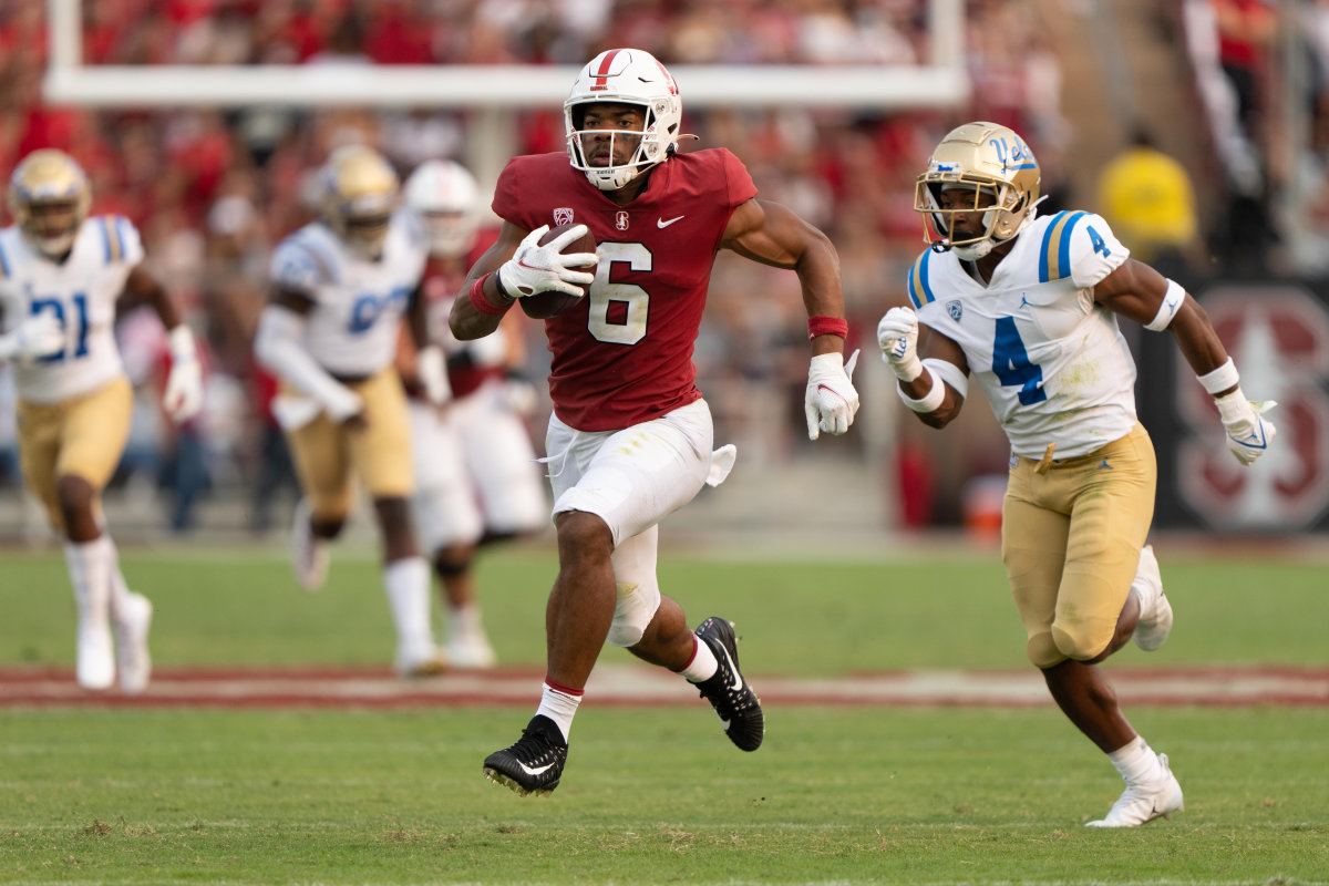 Stanford Cardinal wide receiver Elijah Higgins (6) runs for a touchdown against UCLA Bruins defensive back Stephan Blaylock (4).